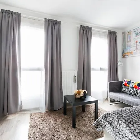 Three&half Men Apartment *
