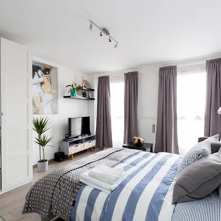 Three&half Men Apartment